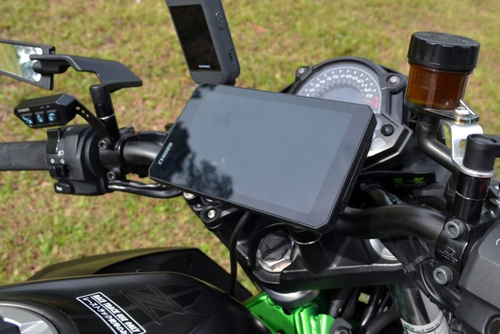 carplay, android auto, sos automatique, suivi 4g et gopro sur le même écran 6 pouces le chigee aio 6 arrive à 519 € et change ce qu'on peut mettre sur un guidon 5