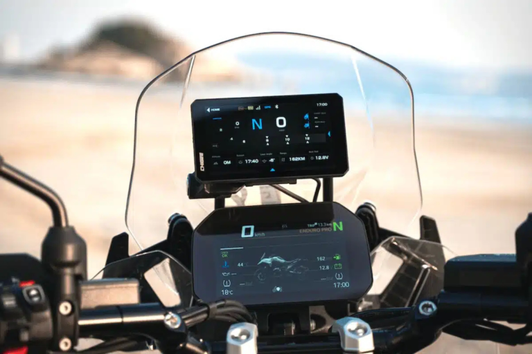 carplay, android auto, sos automatique, suivi 4g et gopro sur le même écran 6 pouces le chigee aio 6 arrive à 519 € et change ce qu'on peut mettre sur un guidon