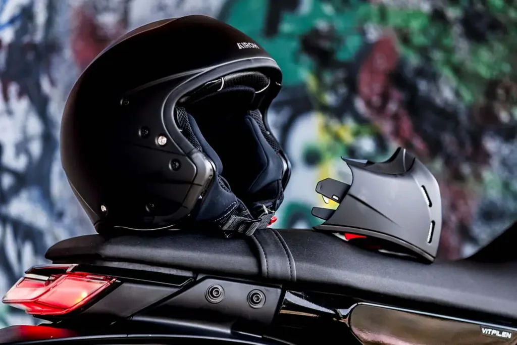 ce casque modulable airoh j110 est le plus étrange de l’année il se transforme en jet grâce à une mentonnière amovible 2