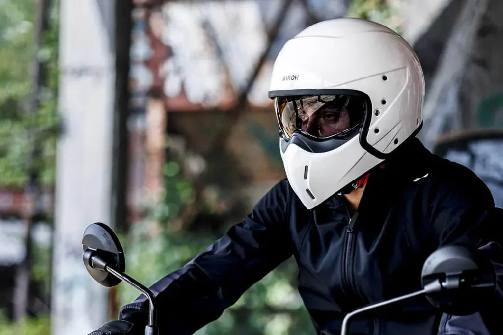 ce casque modulable airoh j110 est le plus étrange de l’année il se transforme en jet grâce à une mentonnière amovible 3