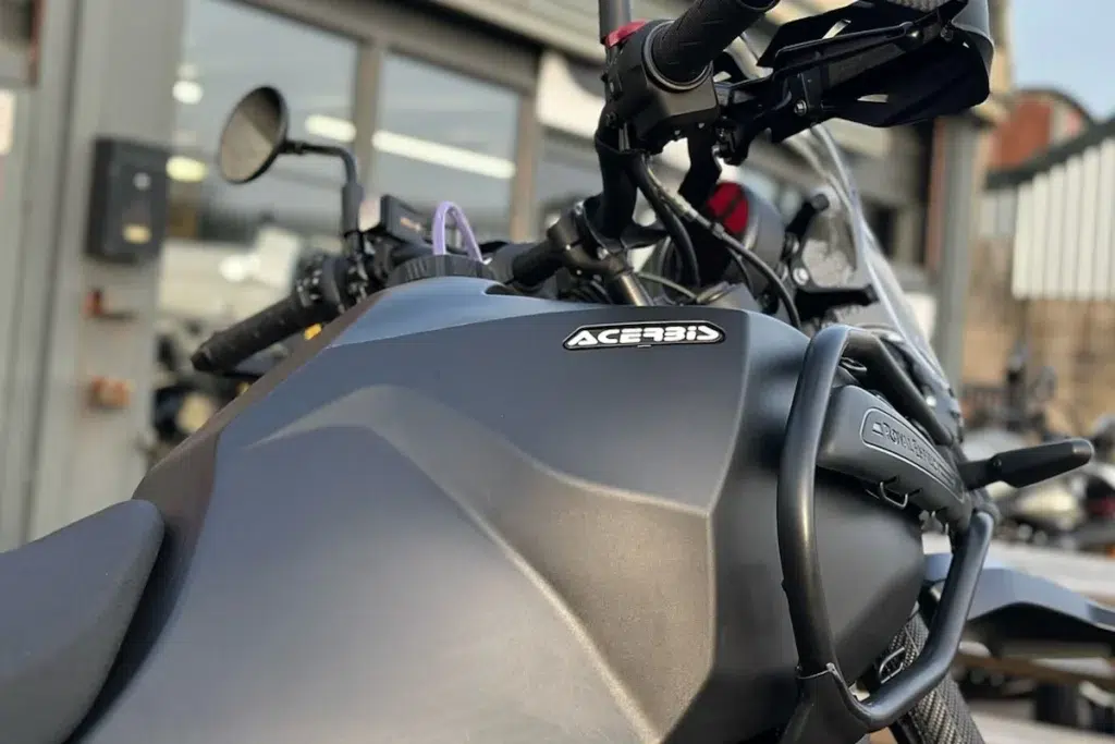 ce concessionnaire royal enfield a transformé la himalayan 450 en “phantom” de rally, plus légère, plus agressive et presque deux fois plus chère que le modèle d’origine 10