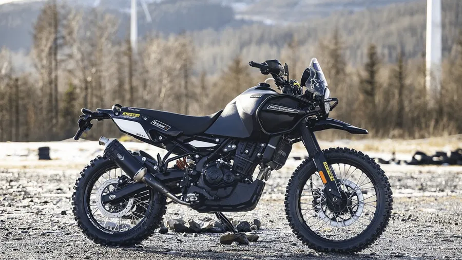 ce concessionnaire royal enfield a transformé la himalayan 450 en “phantom” de rally, plus légère, plus agressive et presque deux fois plus chère que le modèle d’origine 3