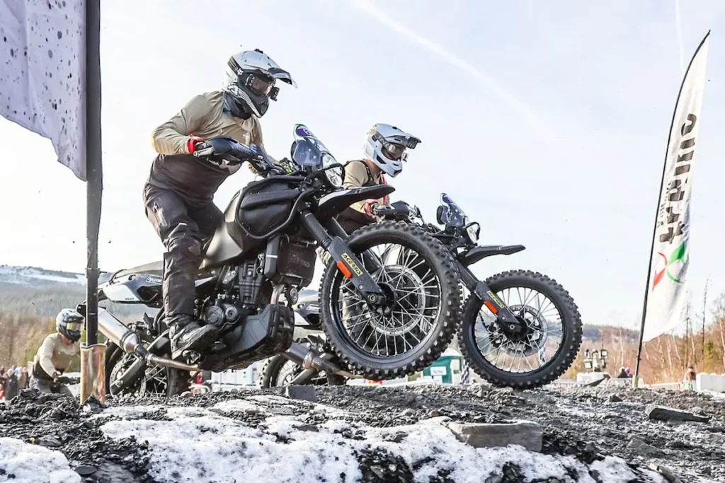 ce concessionnaire royal enfield a transformé la himalayan 450 en “phantom” de rally, plus légère, plus agressive et presque deux fois plus chère que le modèle d’origine 4