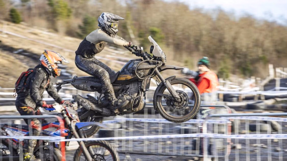 ce concessionnaire royal enfield a transformé la himalayan 450 en “phantom” de rally, plus légère, plus agressive et presque deux fois plus chère que le modèle d’origine 5