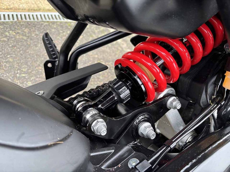 ce concessionnaire royal enfield a transformé la himalayan 450 en “phantom” de rally, plus légère, plus agressive et presque deux fois plus chère que le modèle d’origine 7