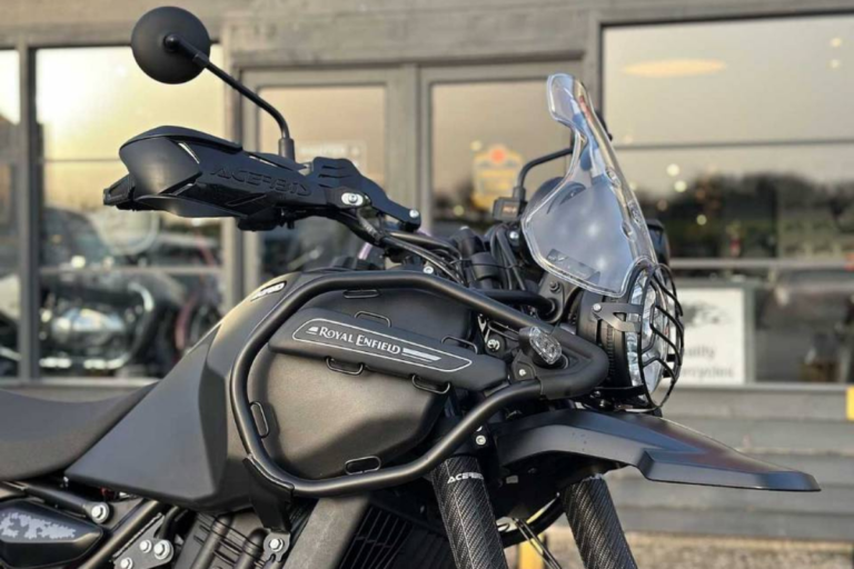 ce concessionnaire royal enfield a transformé la himalayan 450 en “phantom” de rally, plus légère, plus agressive et presque deux fois plus chère que le modèle d’origine