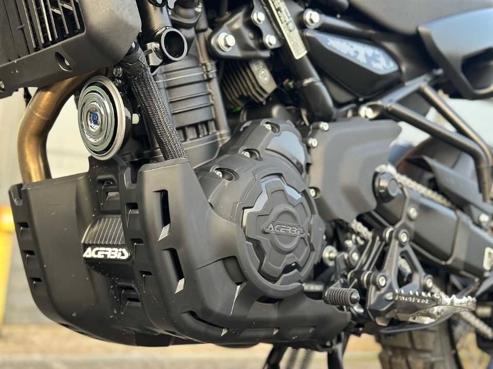 ce concessionnaire royal enfield a transformé la himalayan 450 en “phantom” de rally, plus légère, plus agressive et presque deux fois plus chère que le modèle d’origine 8