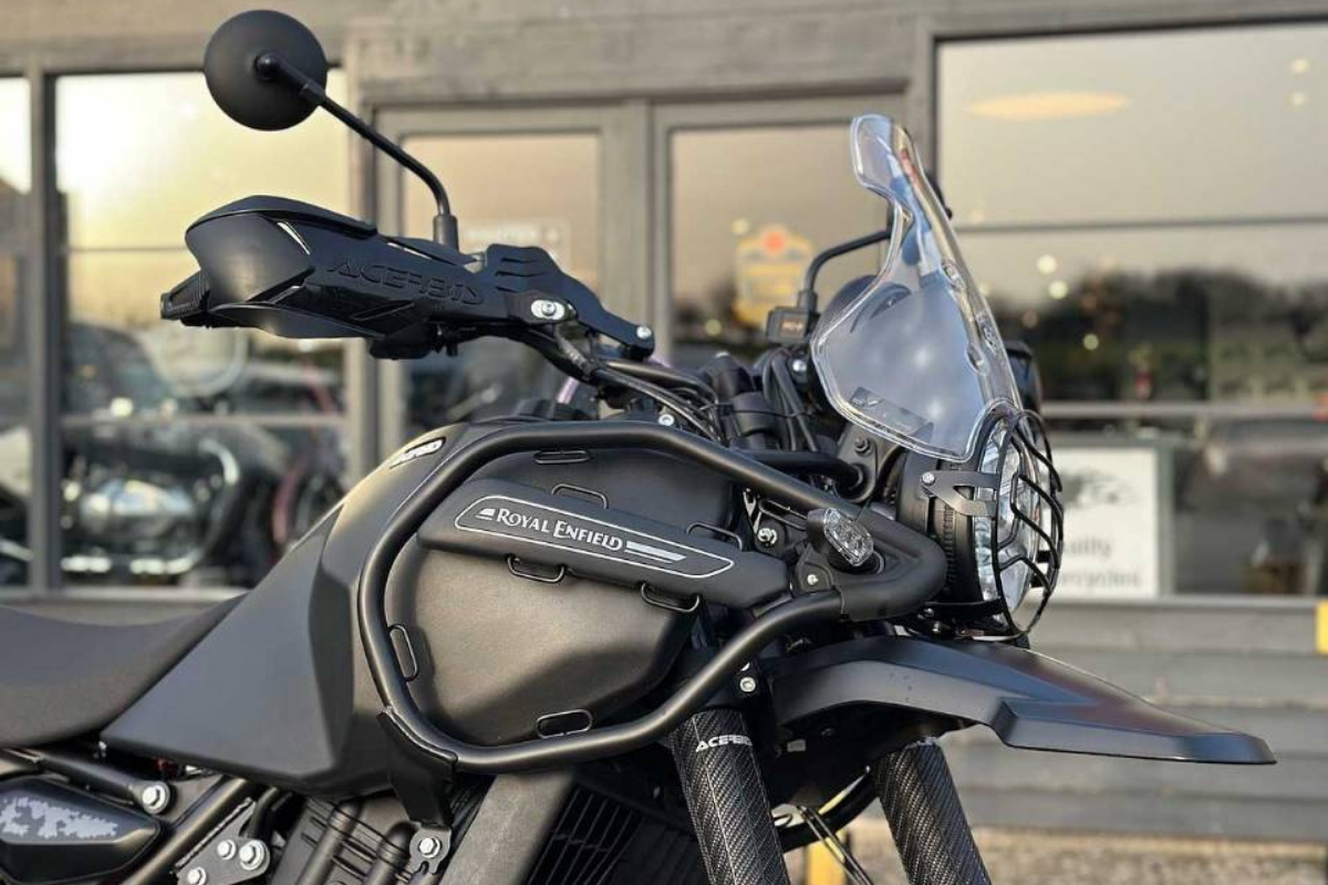 ce concessionnaire royal enfield a transformé la himalayan 450 en “phantom” de rally, plus légère, plus agressive et presque deux fois plus chère que le modèle d’origine