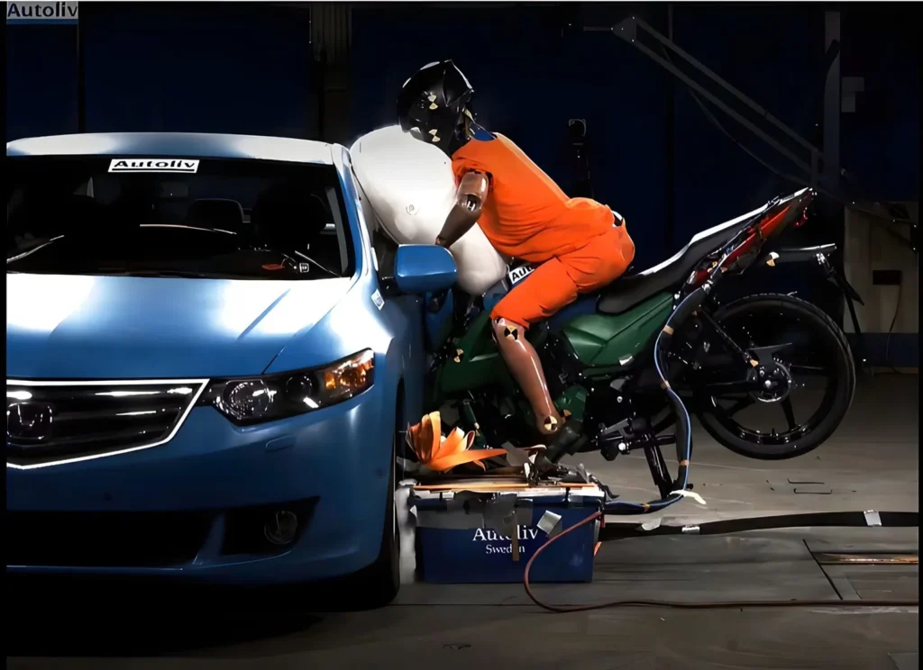 ce nouvel airbag moto “câlin” veut littéralement vous serrer dans ses bras en cas de crash l’invention folle qui pourrait sauver des milliers de motards 4