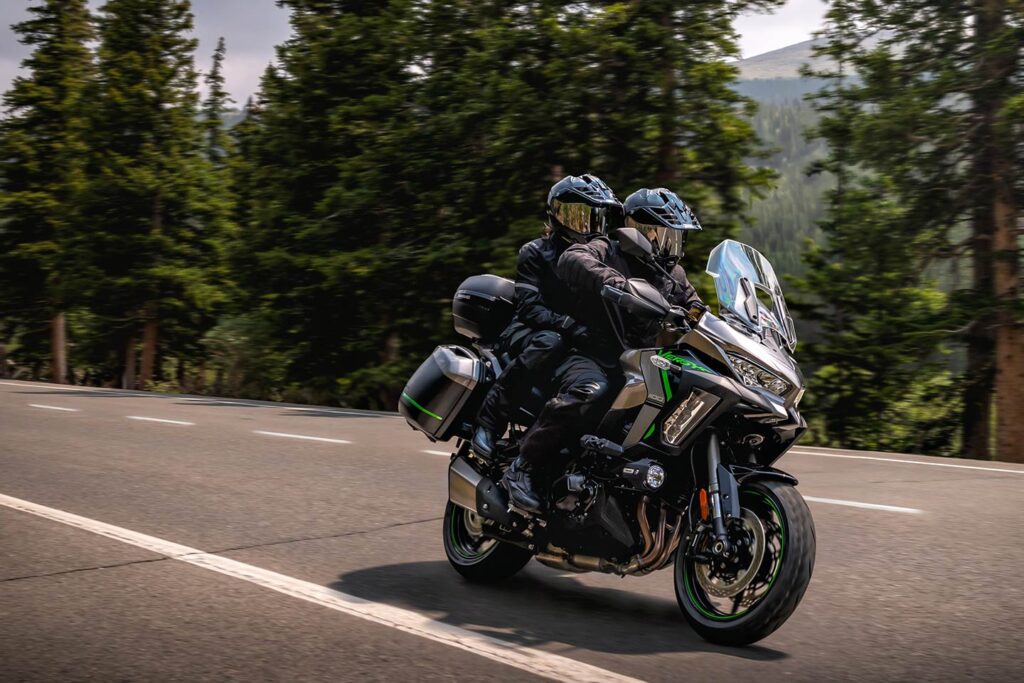 cette kawasaki versys 1100 se lt est « le couteau suisse » du voyage 133 ch, valises, suspensions skyhook et confort à deux, le combo imbattable pour tailler la route sans compromis
