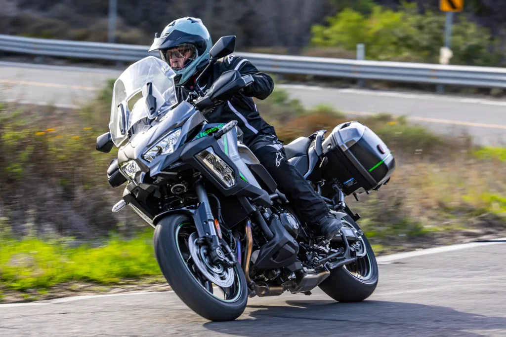cette kawasaki versys 1100 se lt est « le couteau suisse » du voyage 133 ch, valises, suspensions skyhook et confort à deux, le combo imbattable pour tailler la route sans compromis 2
