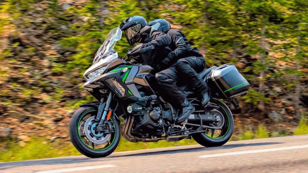 cette kawasaki versys 1100 se lt est « le couteau suisse » du voyage 133 ch, valises, suspensions skyhook et confort à deux, le combo imbattable pour tailler la route sans compromis 3
