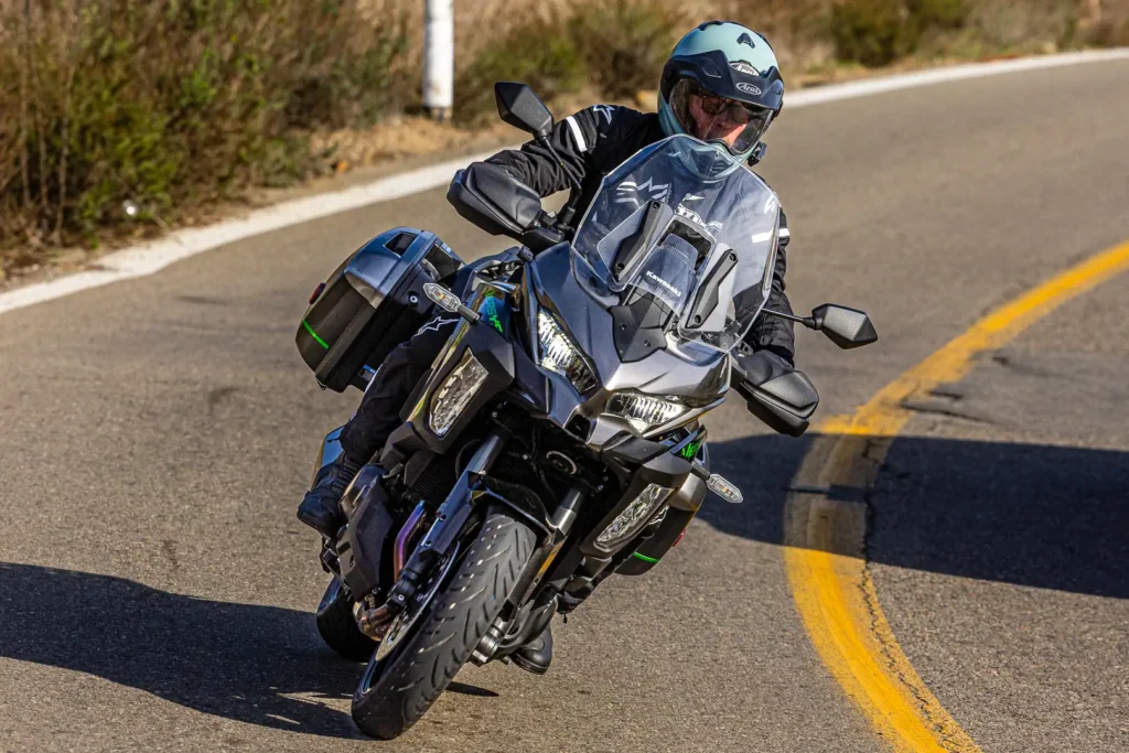 cette kawasaki versys 1100 se lt est « le couteau suisse » du voyage 133 ch, valises, suspensions skyhook et confort à deux, le combo imbattable pour tailler la route sans compromis 4