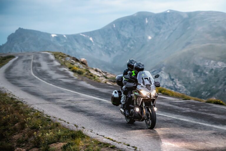 cette kawasaki versys 1100 se lt est « le couteau suisse » du voyage 133 ch, valises, suspensions skyhook et confort à deux, le combo imbattable pour tailler la route sans compromis 5