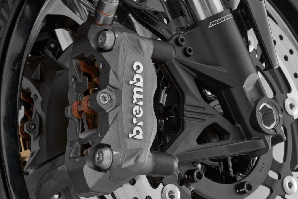 cette nouvelle qjmotor vient défier la kawasaki zx 4rr avec un 4 cylindres de 76 ch, un look “mecha” agressif et un prix cassé 10