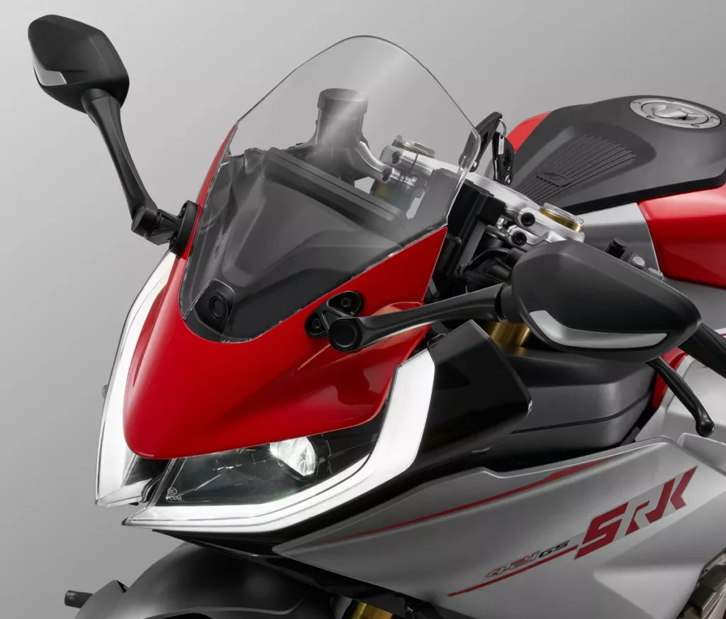 cette nouvelle qjmotor vient défier la kawasaki zx 4rr avec un 4 cylindres de 76 ch, un look “mecha” agressif et un prix cassé 13