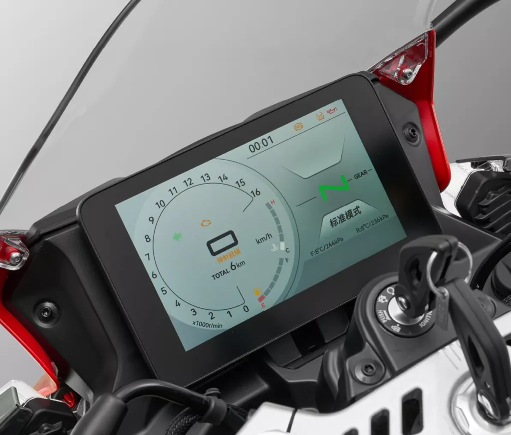 cette nouvelle qjmotor vient défier la kawasaki zx 4rr avec un 4 cylindres de 76 ch, un look “mecha” agressif et un prix cassé 14