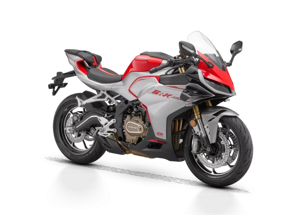 cette nouvelle qjmotor vient défier la kawasaki zx 4rr avec un 4 cylindres de 76 ch, un look “mecha” agressif et un prix cassé 16