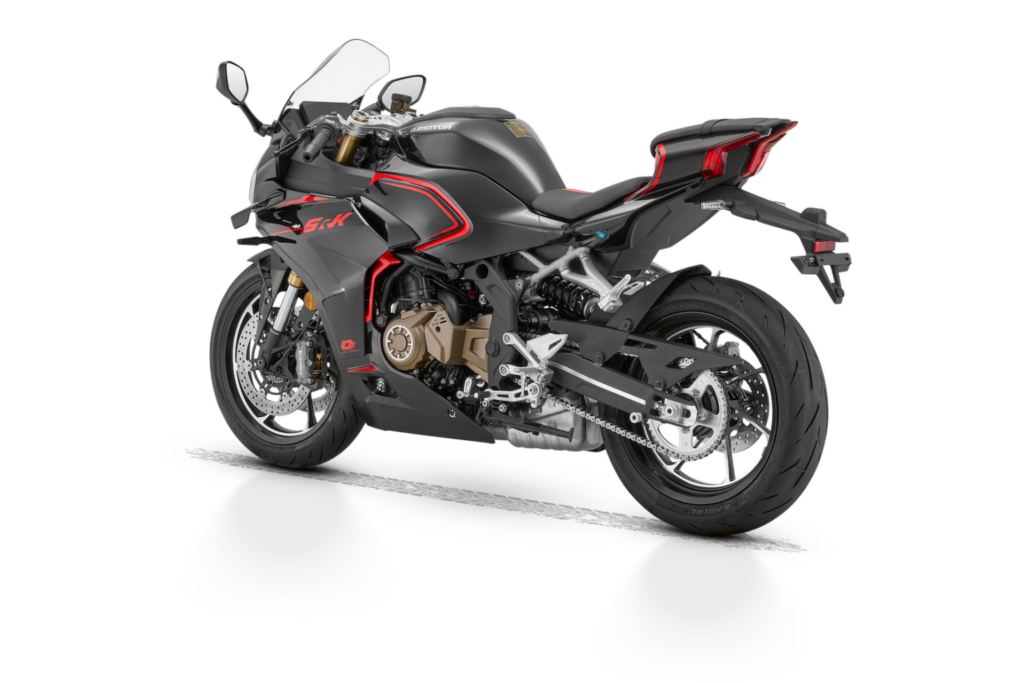 cette nouvelle qjmotor vient défier la kawasaki zx 4rr avec un 4 cylindres de 76 ch, un look “mecha” agressif et un prix cassé 3