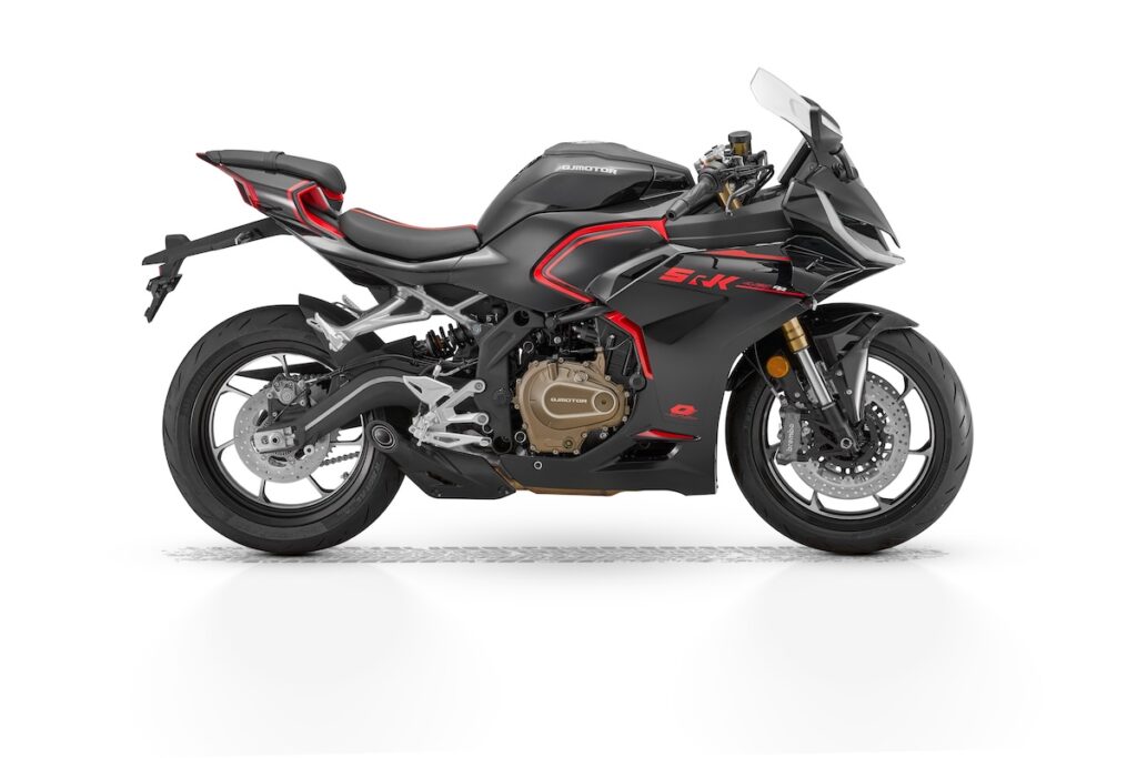 cette nouvelle qjmotor vient défier la kawasaki zx 4rr avec un 4 cylindres de 76 ch, un look “mecha” agressif et un prix cassé 4