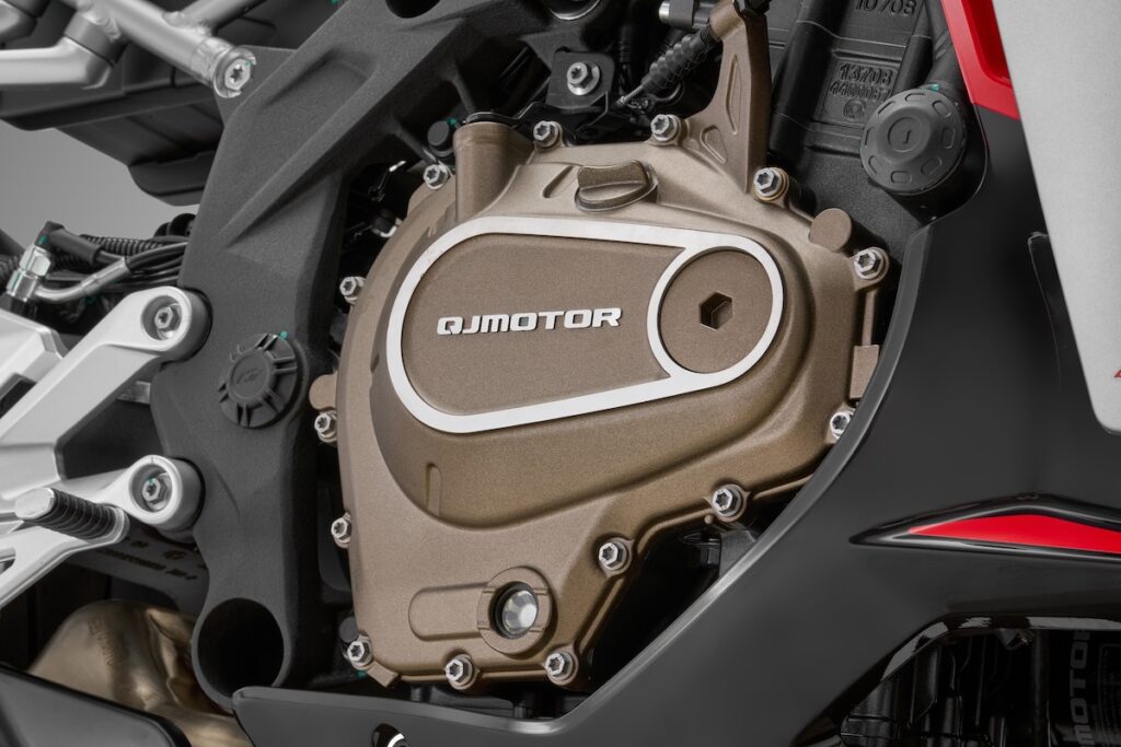 cette nouvelle qjmotor vient défier la kawasaki zx 4rr avec un 4 cylindres de 76 ch, un look “mecha” agressif et un prix cassé 5