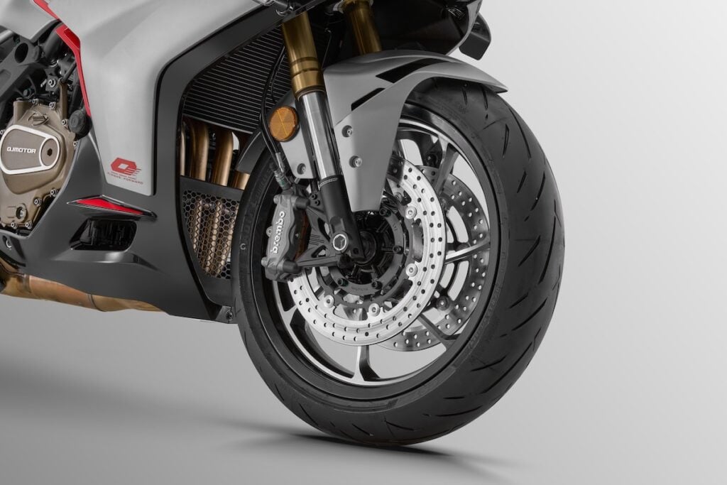 cette nouvelle qjmotor vient défier la kawasaki zx 4rr avec un 4 cylindres de 76 ch, un look “mecha” agressif et un prix cassé 6