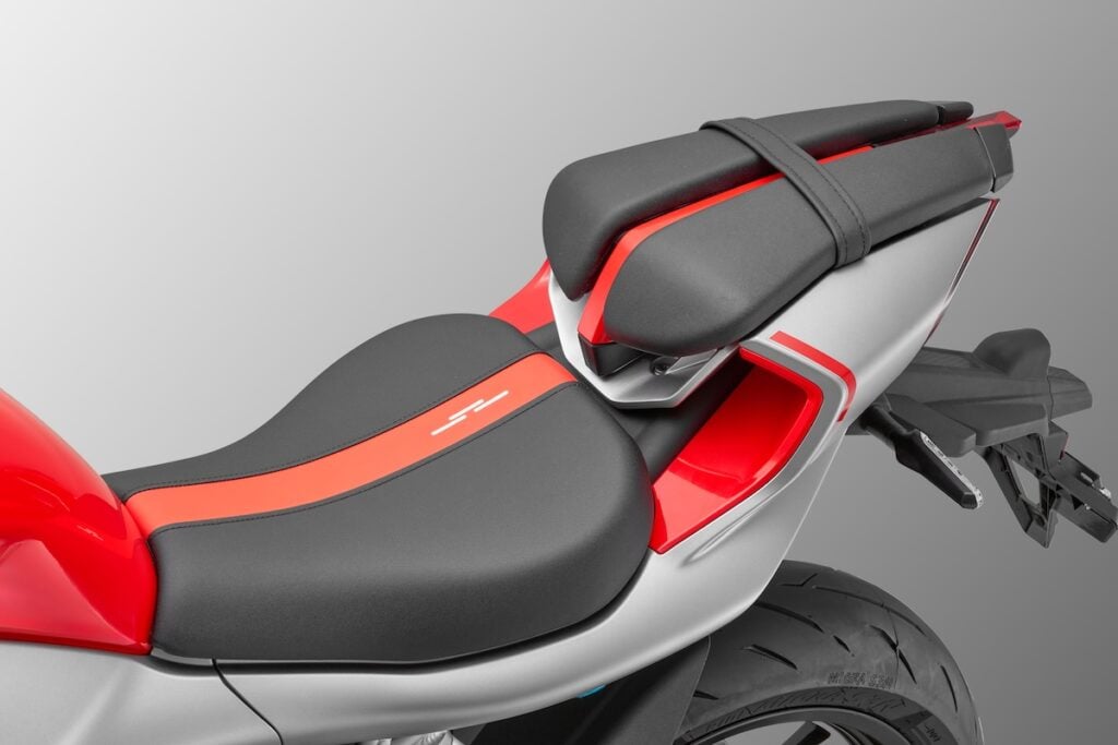 cette nouvelle qjmotor vient défier la kawasaki zx 4rr avec un 4 cylindres de 76 ch, un look “mecha” agressif et un prix cassé 7