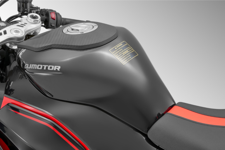 cette nouvelle qjmotor vient défier la kawasaki zx 4rr avec un 4 cylindres de 76 ch, un look “mecha” agressif et un prix cassé