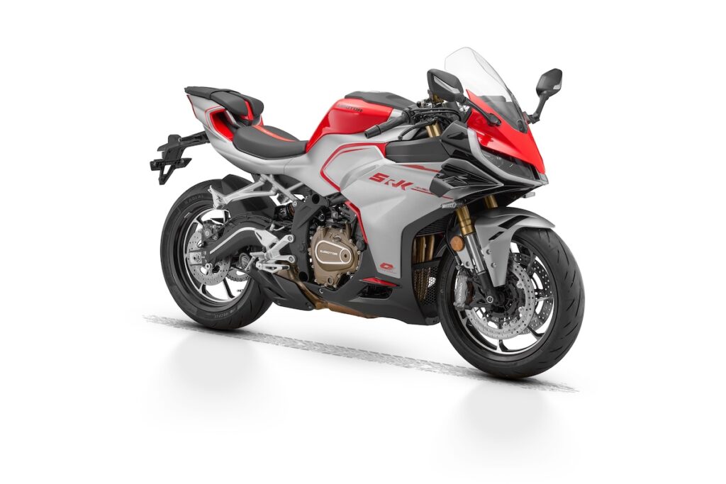 cette nouvelle qjmotor vient défier la kawasaki zx 4rr avec un 4 cylindres de 76 ch, un look “mecha” agressif et un prix cassé 8