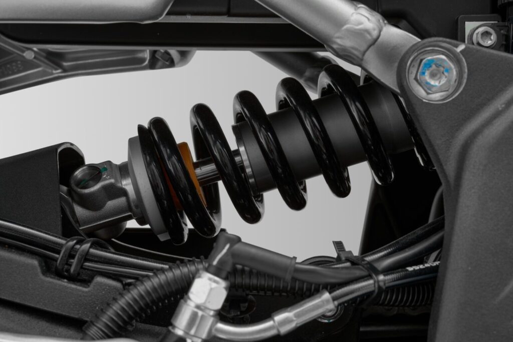 cette nouvelle qjmotor vient défier la kawasaki zx 4rr avec un 4 cylindres de 76 ch, un look “mecha” agressif et un prix cassé 9