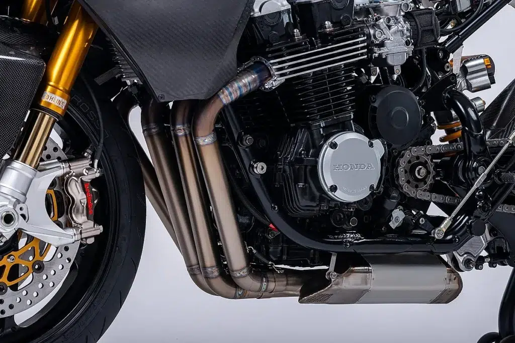 cette vieille honda cb750 de 1991 renaît en supersport moderne ohlins, carbone et moteur poussé à 866 cm³, tu ne reconnaîtras plus ce « pépère » des années 90 4