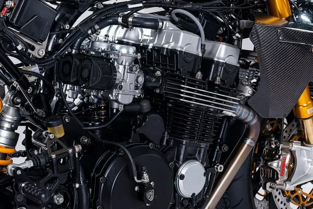 cette vieille honda cb750 de 1991 renaît en supersport moderne ohlins, carbone et moteur poussé à 866 cm³, tu ne reconnaîtras plus ce « pépère » des années 90 5