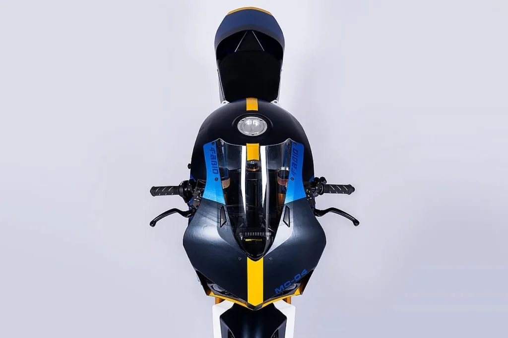 cette vieille honda cb750 de 1991 renaît en supersport moderne ohlins, carbone et moteur poussé à 866 cm³, tu ne reconnaîtras plus ce « pépère » des années 90 7