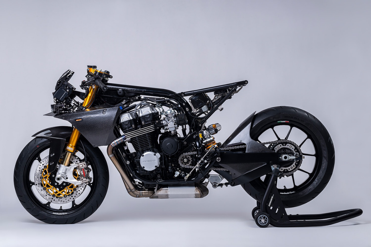 cette vieille honda cb750 de 1991 renaît en supersport moderne ohlins, carbone et moteur poussé à 866 cm³, tu ne reconnaîtras plus ce « pépère » des années 90