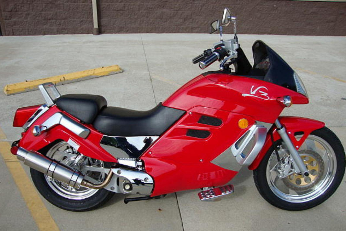 cfmoto v3 la moto scooter chinoise la plus étrange des années 2000 revient sur le devant de la scène