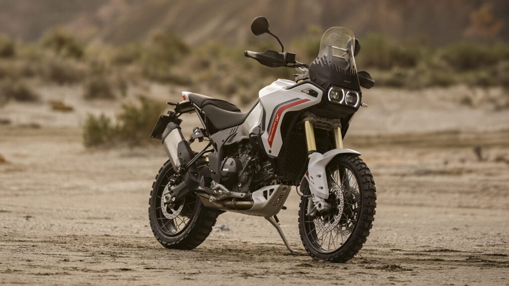 ducati lâche enfin sa nouvelle desertx v2 ce trail de 890 cm³ bourré d’électronique pourrait devenir la moto d’aventure que tous les ténéré et gs redoutent en 2026 11