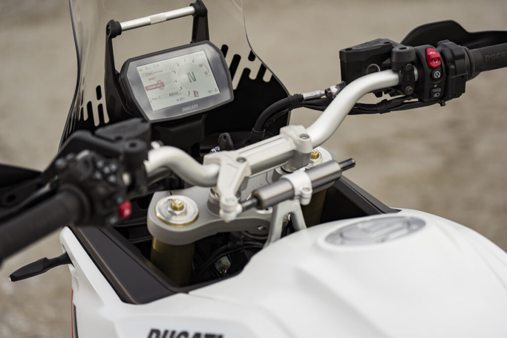 ducati lâche enfin sa nouvelle desertx v2 ce trail de 890 cm³ bourré d’électronique pourrait devenir la moto d’aventure que tous les ténéré et gs redoutent en 2026 8