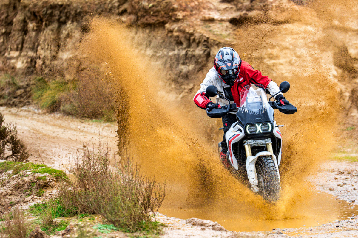 ducati lâche enfin sa nouvelle desertx v2 ce trail de 890 cm³ bourré d’électronique pourrait devenir la moto d’aventure que tous les ténéré et gs redoutent en 2026