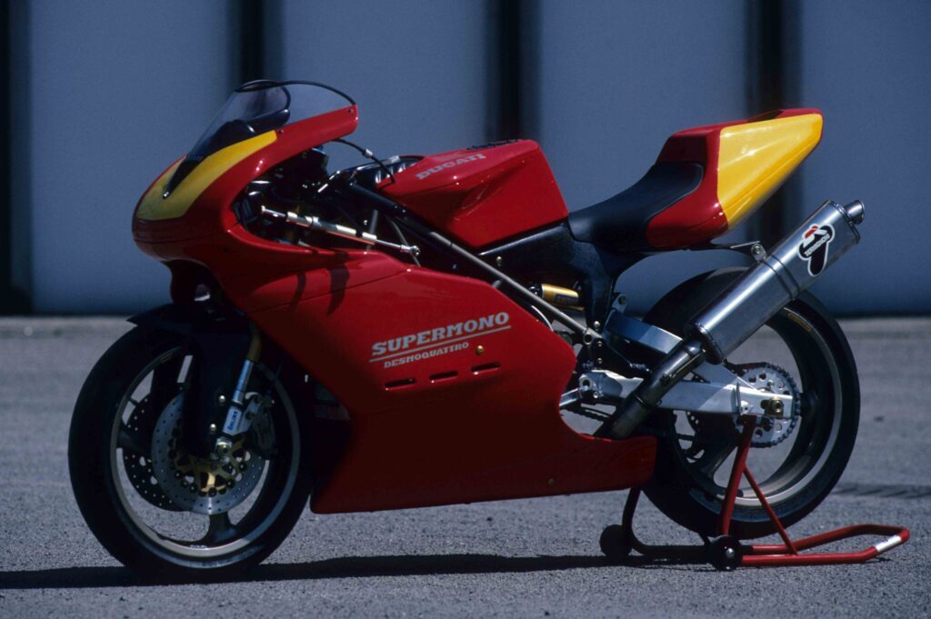 ducati supermono la moto de course à “fausse bielle” produite à seulement 67 exemplaires qui rend fous les collectionneurs 30 ans plus tard 10