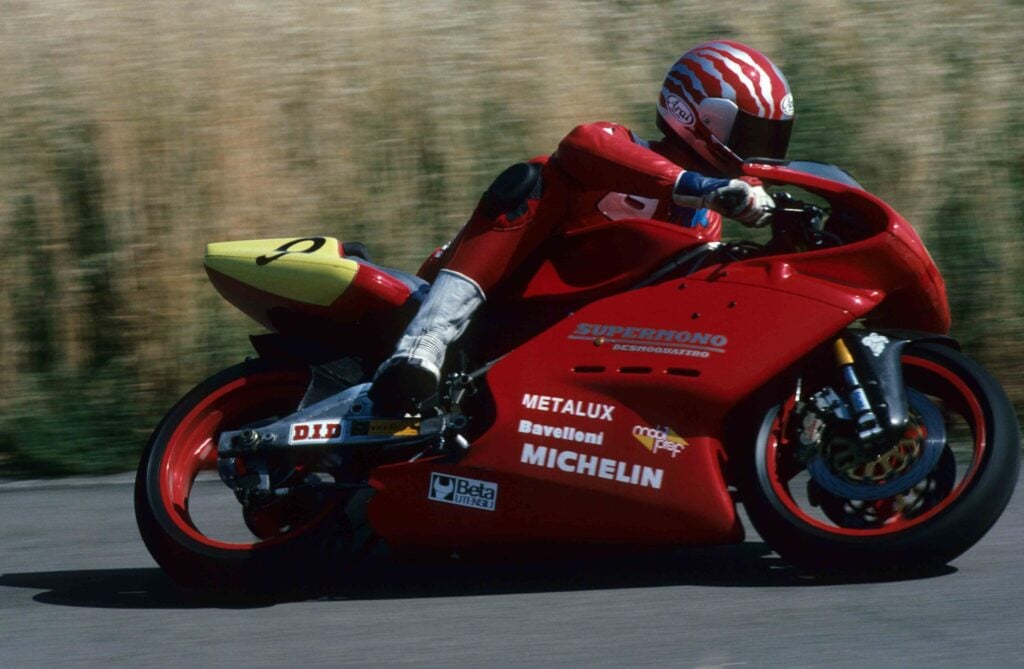 ducati supermono la moto de course à “fausse bielle” produite à seulement 67 exemplaires qui rend fous les collectionneurs 30 ans plus tard 12