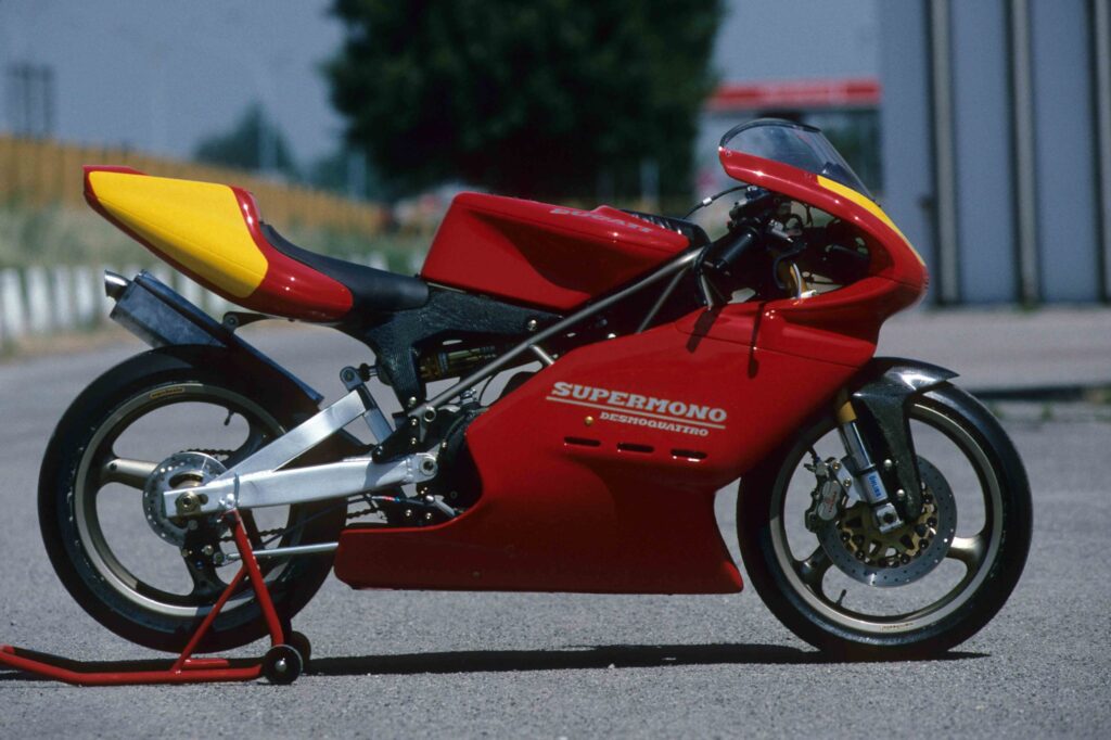 ducati supermono la moto de course à “fausse bielle” produite à seulement 67 exemplaires qui rend fous les collectionneurs 30 ans plus tard 9