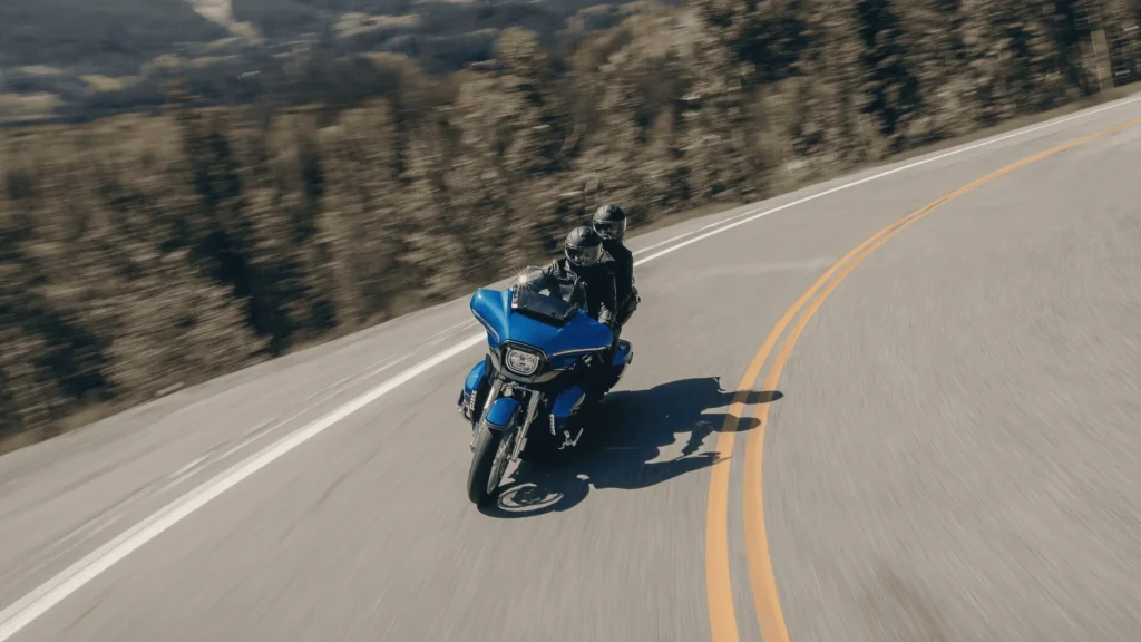 harley davidson signe sa routière ultime pour avaler les kilomètres la cvo street glide limited 2026 muscle son v twin et son confort 11