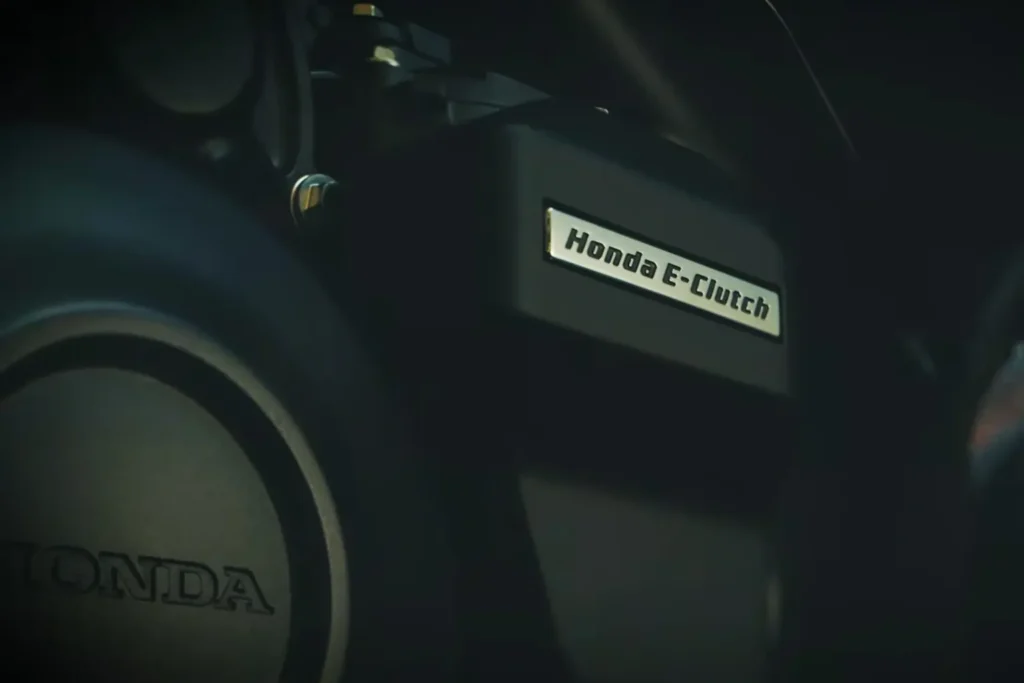 honda ressuscite la cb400 super four et la cbr400r avec un quatre cylindres e clutch au salon d'osaka et les deux seront à tokyo les 27 29 mars 3