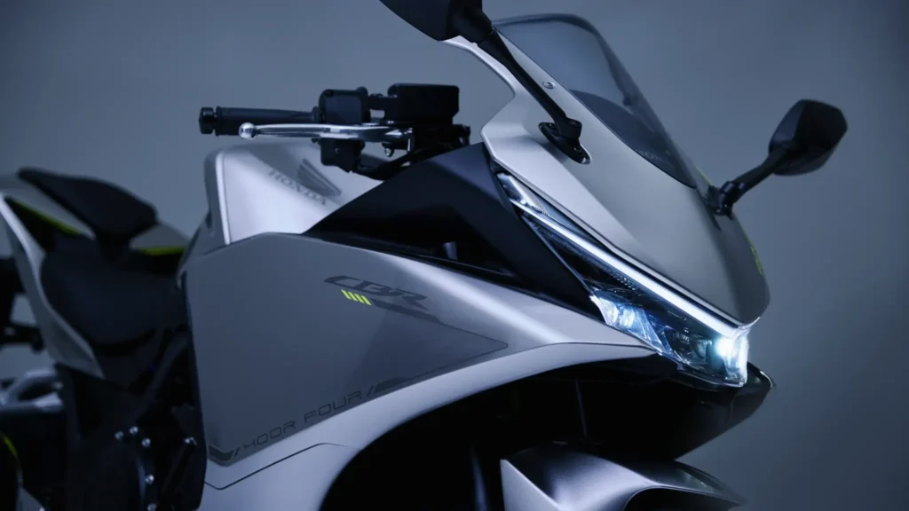 honda ressuscite la cb400 super four et la cbr400r avec un quatre cylindres e clutch au salon d'osaka et les deux seront à tokyo les 27 29 mars 7