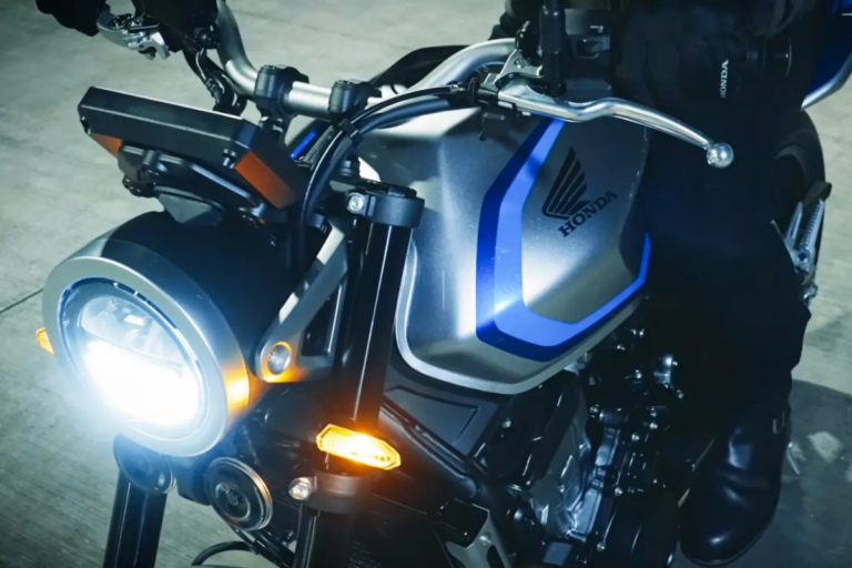 honda ressuscite la cb400 super four et la cbr400r avec un quatre cylindres e clutch au salon d'osaka et les deux seront à tokyo les 27 29 mars