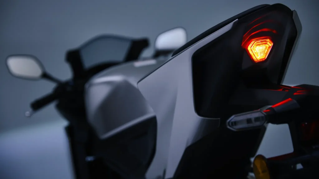 honda ressuscite la cb400 super four et la cbr400r avec un quatre cylindres e clutch au salon d'osaka et les deux seront à tokyo les 27 29 mars 8