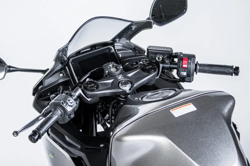 honda ressuscite la cb400 super four et la cbr400r avec un quatre cylindres e clutch au salon d'osaka et les deux seront à tokyo les 27 29 mars 9