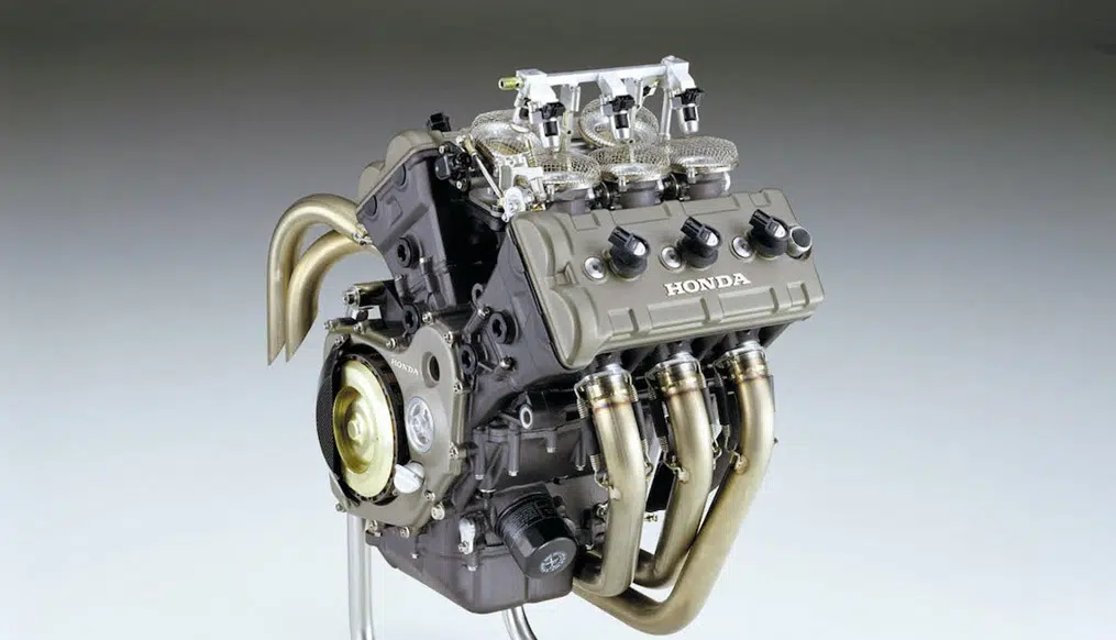 honda tenait le moteur le plus incroyable de l’histoire, un v5 dérivé de la rc211v et a préféré l’enterrer au lieu de l’installer dans une fireblade de route 1