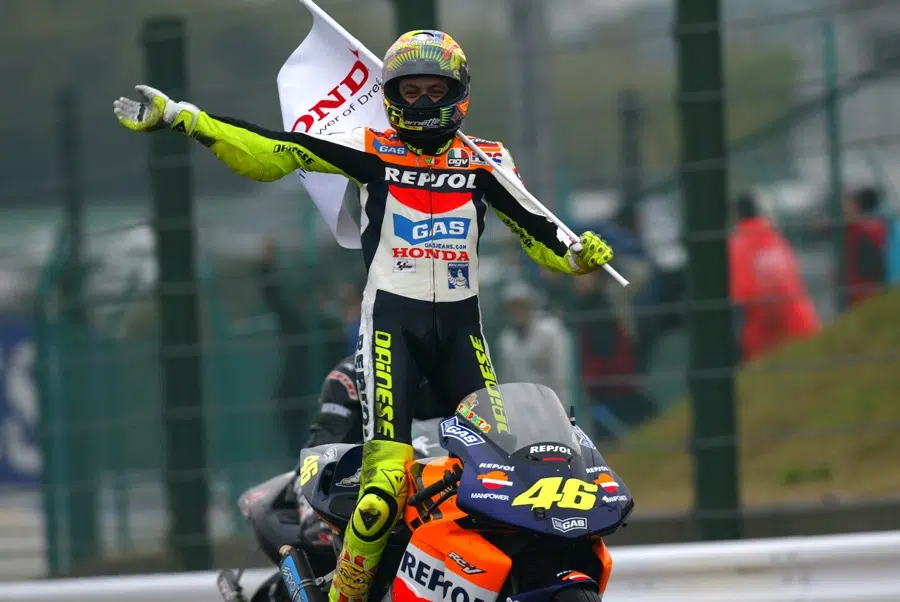 honda tenait le moteur le plus incroyable de l’histoire, un v5 dérivé de la rc211v et a préféré l’enterrer au lieu de l’installer dans une fireblade de route 5