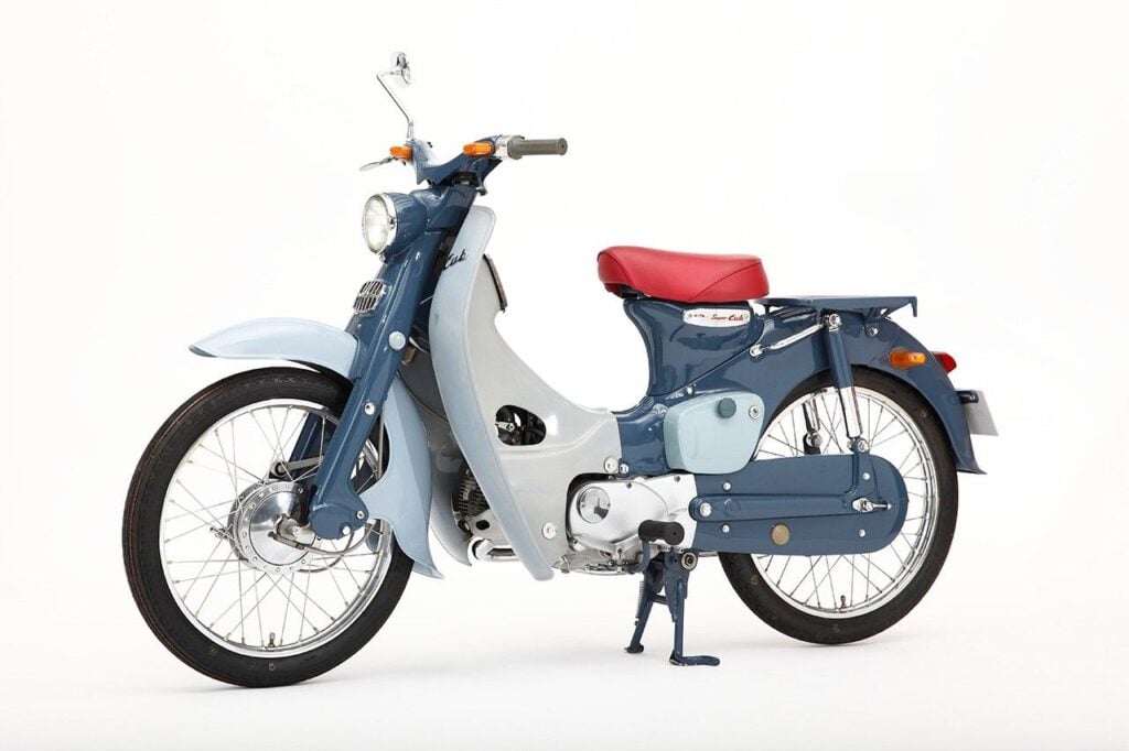 la moto la plus vendue de l’histoire s’appelle honda super cub, et son record écrase même celui des voitures les plus célèbres 2